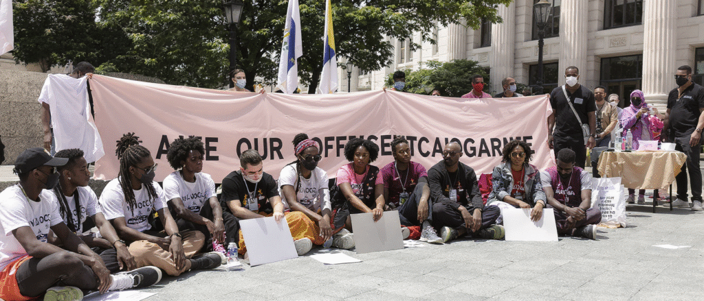 découvrez comment le personnel du wioc mobilise ses membres en organisant un sit-in, dans le cadre des négociations en cours. analyse des enjeux et implications de cette action symbolique.