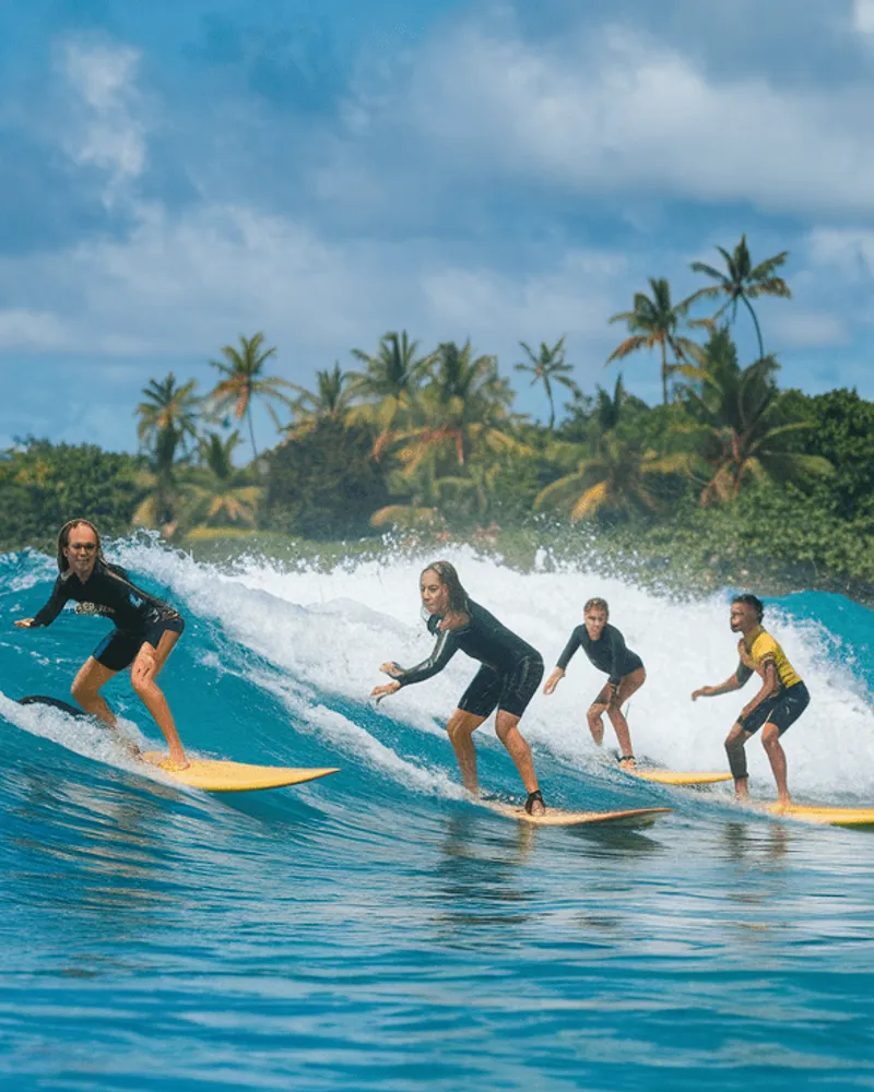 École de surf — Surf Guadeloupe : Apprendre à surfer dans les eaux caribéennes